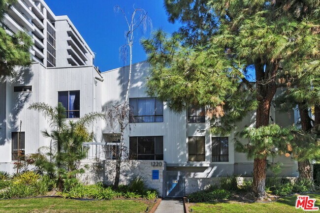 Building Photo - 1220 Manning Ave