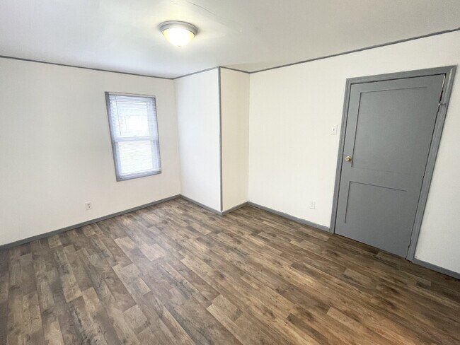 Building Photo - 4 Bedroom Home with garage/workshop combo (has electricity)