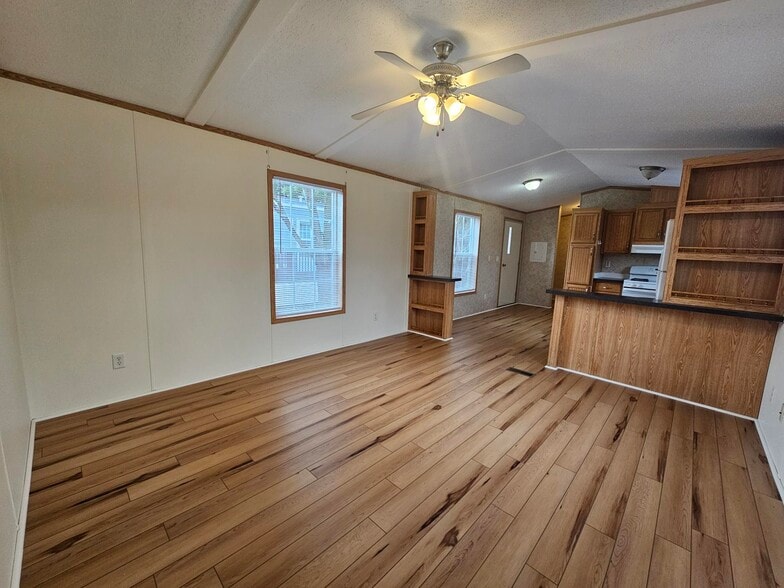 Building Photo - 202 Elm Ln