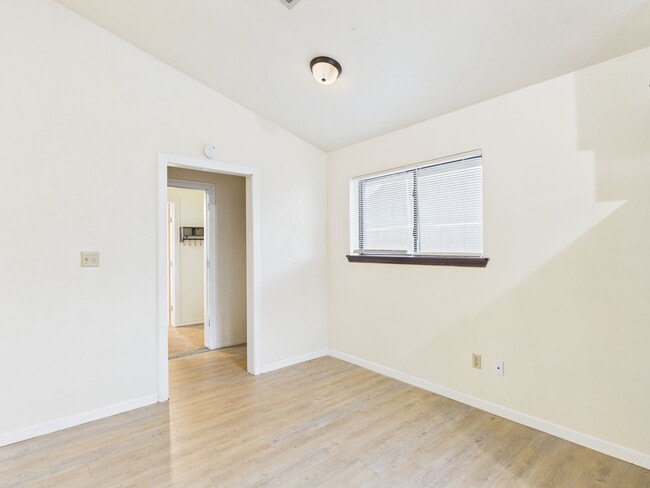 Building Photo - 3904 SW Parkridge Blvd