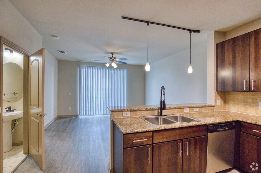 1BR, 1.5BA 783SF - 110 S Hoover Blvd Tampa, FL 33609 - Mosaic Westshore Apartments