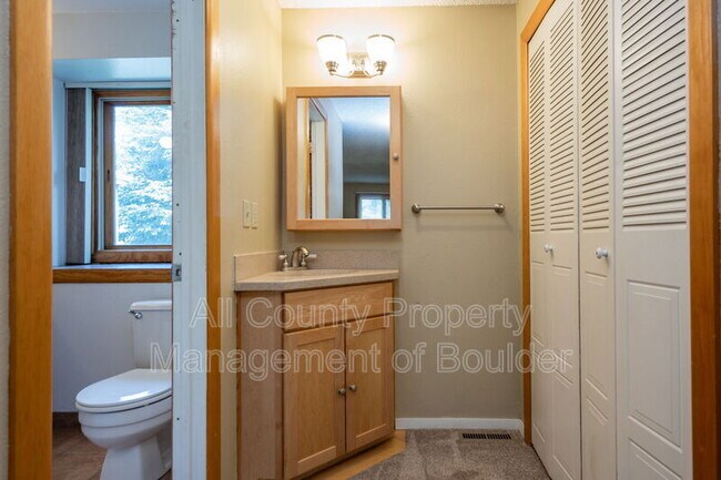 Building Photo - 819 Elliott St