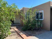 Building Photo - MONTE VISTA NORTH/UNM 3 Bedroom 1 Bath
