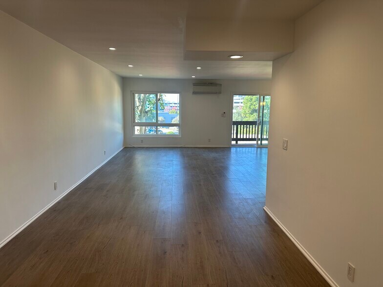 Building Photo - 5950 Buckingham Pky