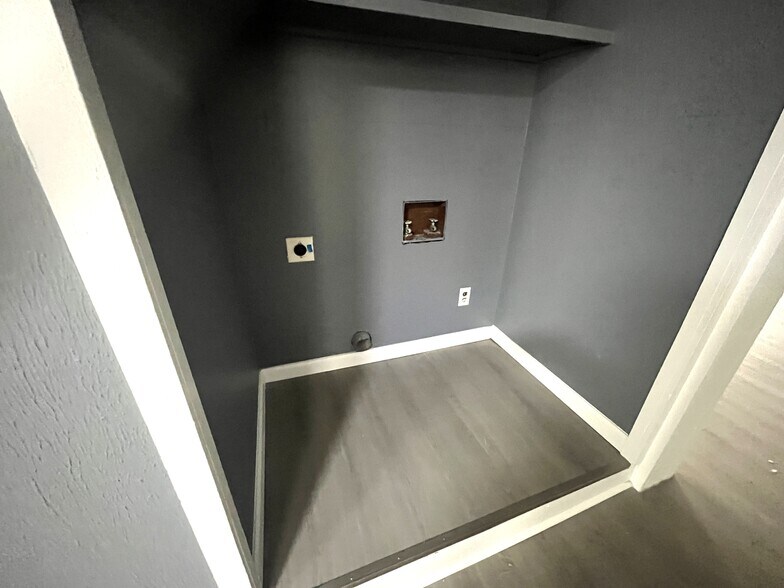 Building Photo - 909 W 17th St