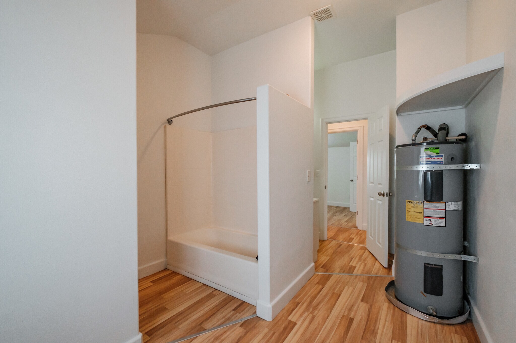 upstairs full bathroom - 14607 Dominic Rd NE