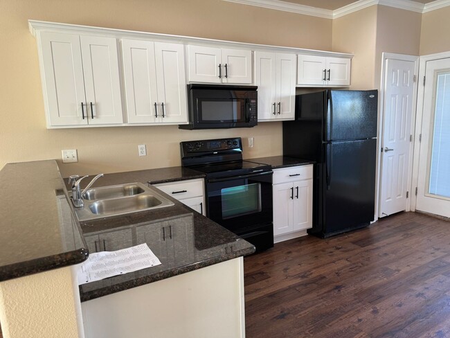 Building Photo - JULY MOVE IN - Spacious 3 Bedroom 3.5 Bath...