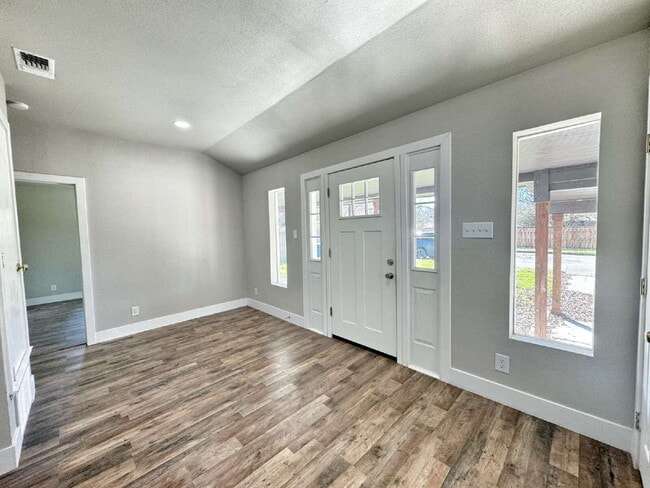 Building Photo - Move-In Special: 1 Month Rent Concession on a 14-Month Lease!