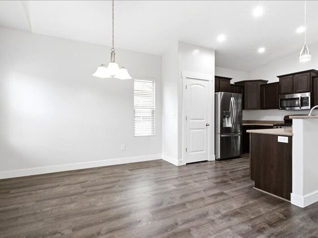 Building Photo - S Jordan-Beautiful 5 bed 3 bath family home