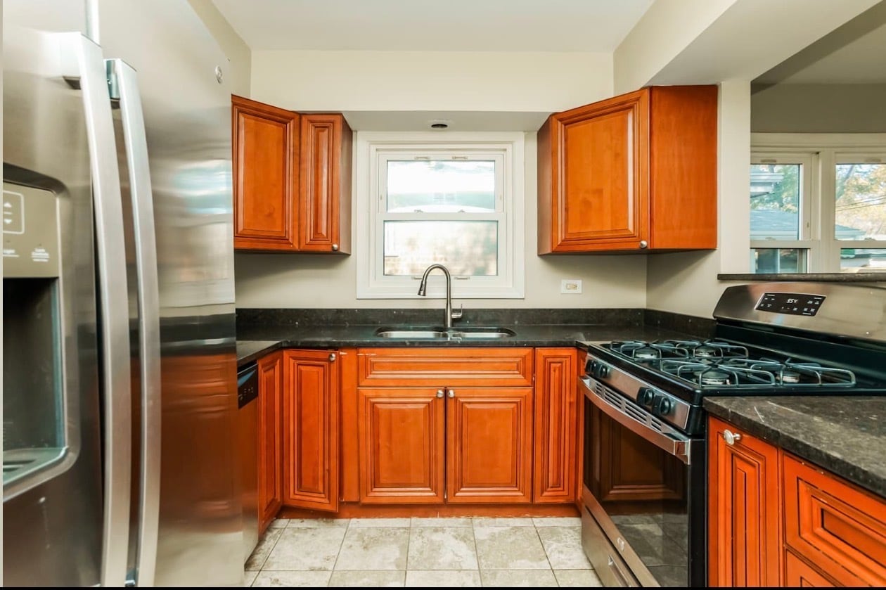 Building Photo - 10114 S California Ave