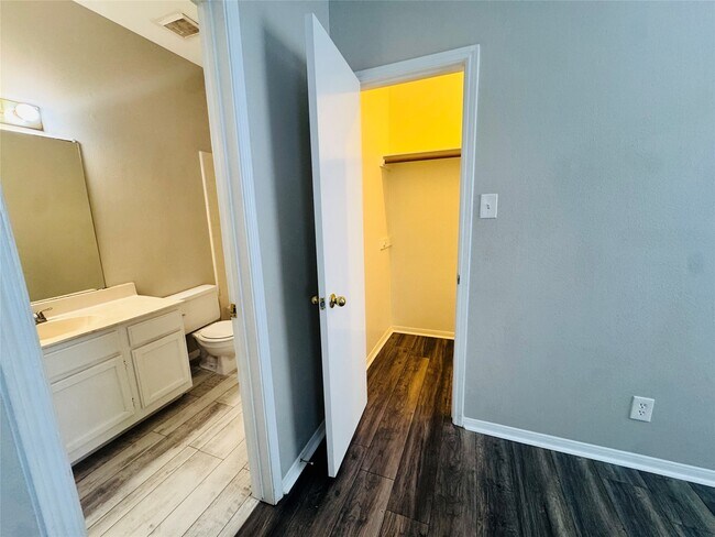 Building Photo - 7352 Regency Square Ct