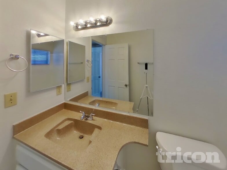 Building Photo - 10906 W Calle del Sol