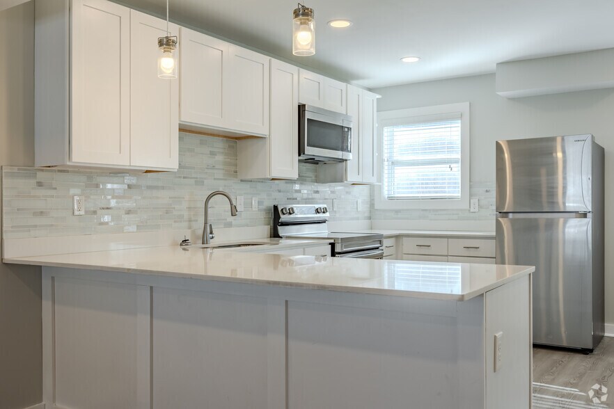 2BR, 1.5BA - 1100SF - Kitchen - Crystal Gardens