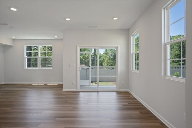 Building Photo - End Unit  Townhome | Open floor plan | 2 C...