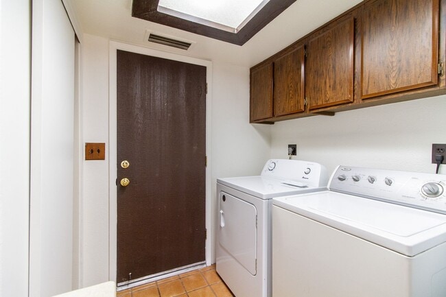 Building Photo - EXCELLENT 2BED, 1.5BATH TOWNHOUSE LOCATED ...