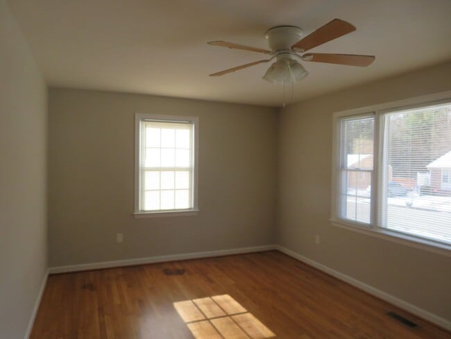 Building Photo - Colonial Heights