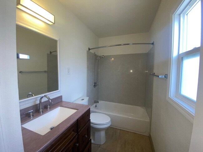 Building Photo - $500 MOVE IN SPECIAL!! One Bedroom Unit Av...