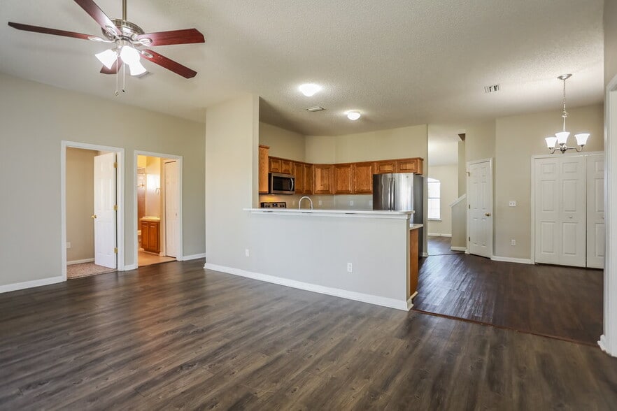 Building Photo - 1211 Summer Springs Drive