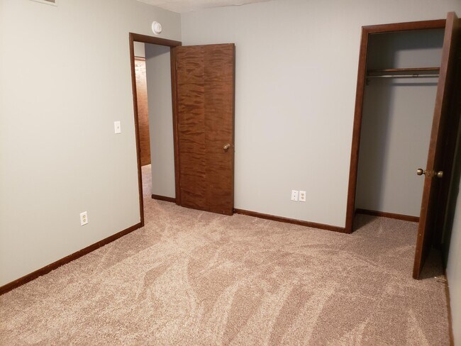 Building Photo - 1351 S Center Rd