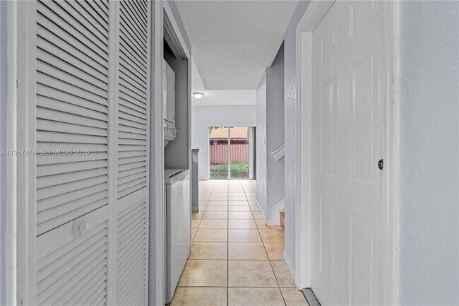 Building Photo - 865 SW 6th Ct