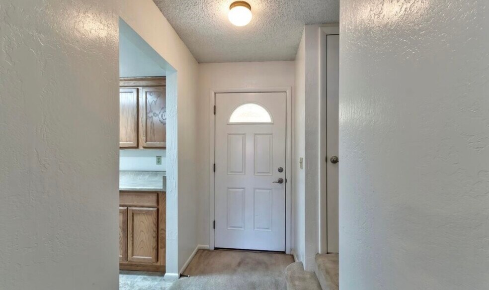 Building Photo - 1246 N Barzona Ave