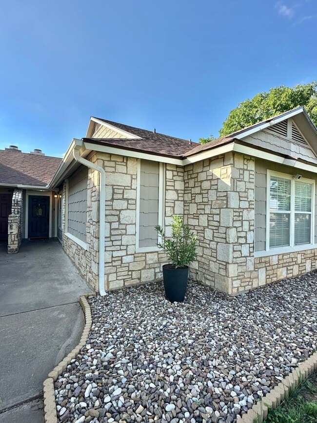 Building Photo - COMING SEPTEMBER 2025 - Updated 3 Bedroom ...