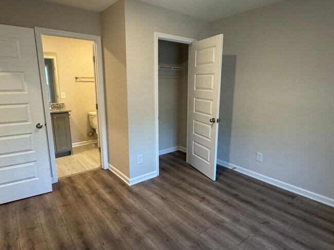 Building Photo - 203 Mountaindale Dr