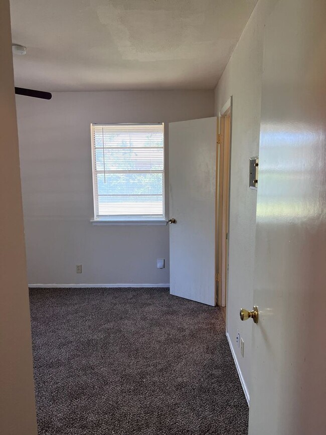 Building Photo - 1217 Briarwood Dr