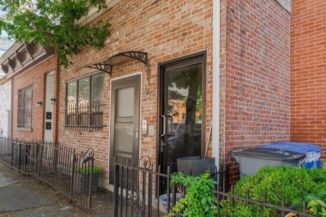 Primary Photo - 604 1/2 Grove St