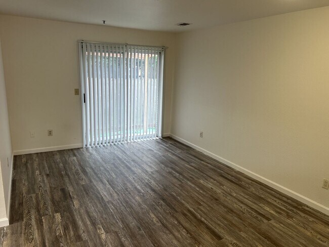 Building Photo - NB 463