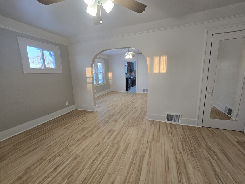 Building Photo - 148 N Wayne Rd