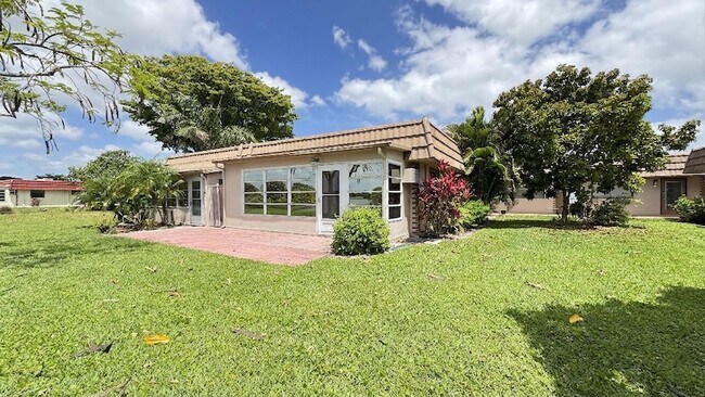 Building Photo - 220 Seville Dr