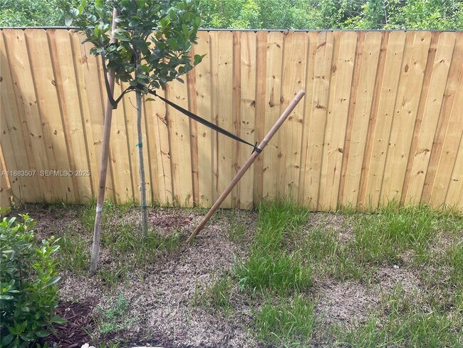 Building Photo - 204 SE 10th St