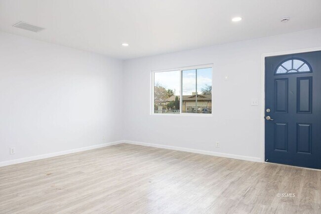 Building Photo - Beautiful fully remodeled 3 bedroom