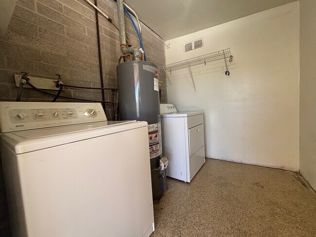 Building Photo - 5220 Apple Valley Ln