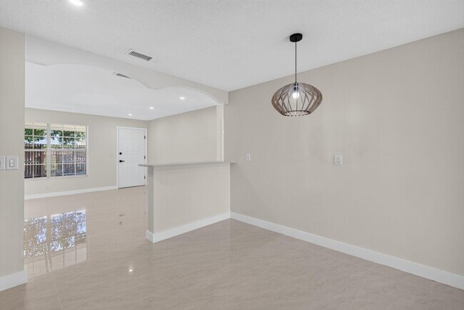 Building Photo - 3943 Roan Ct W