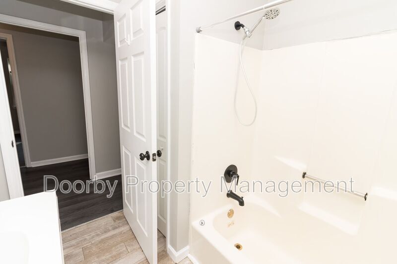 Building Photo - 6619 Fairview Rd