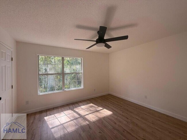 Building Photo - 1100 Pineland Ave