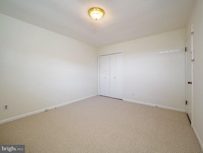 Building Photo - 2702 Navarre Dr