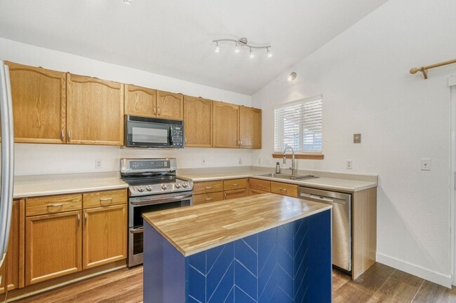 Building Photo - Well Maintained Home in Thornton