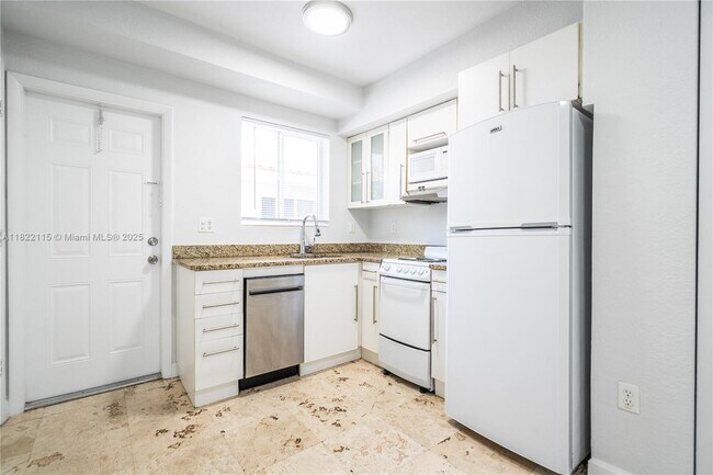Building Photo - 2180 Bay Dr