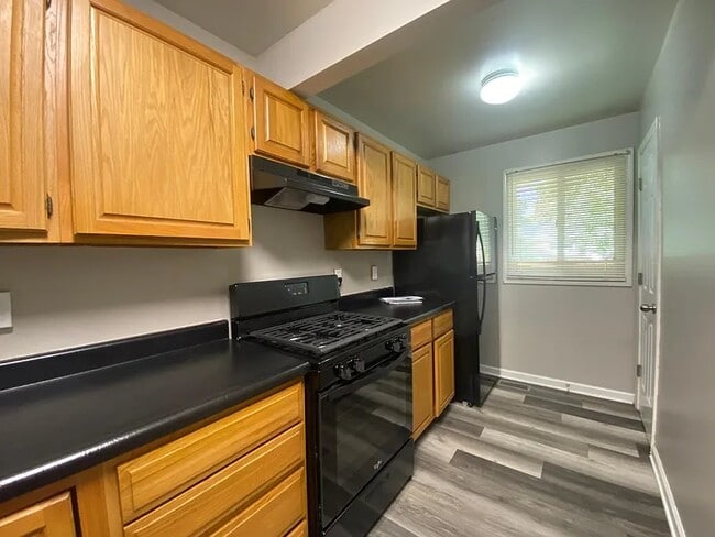 Building Photo - 1009 W Cascade Ave