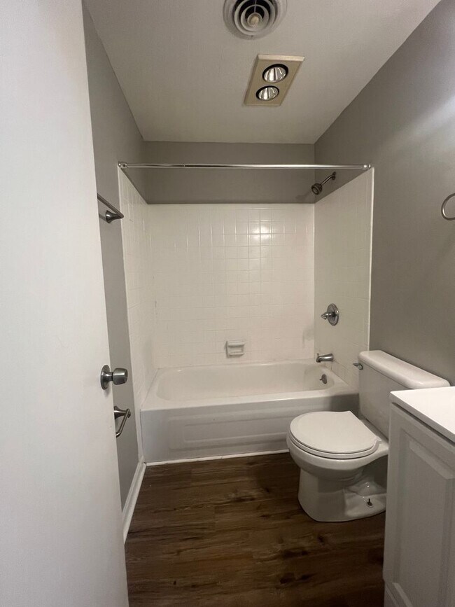 Building Photo - 811 Cedarcrest Dr