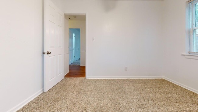 Building Photo - 1604 SE Jarman Ave