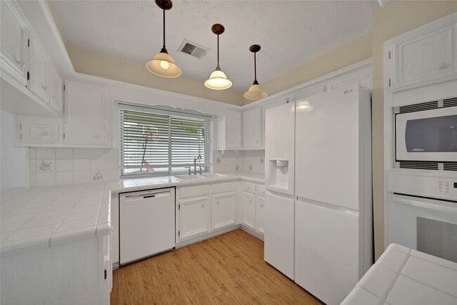 Building Photo - 626 Park Knoll Ln