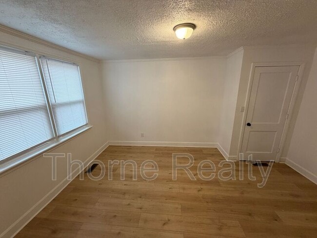 Building Photo - 1004 Moore St