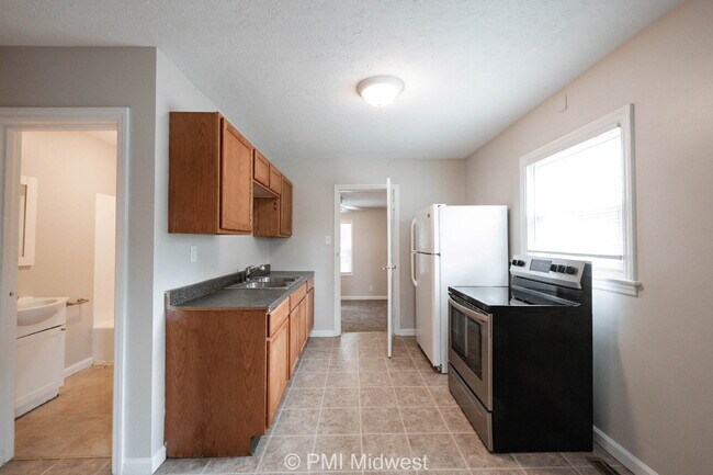 Building Photo - "Charming 3-Bed Home in Indianapolis – Coz...