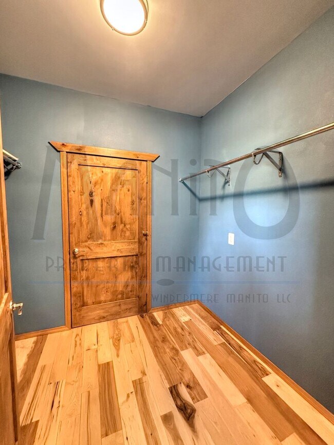 Building Photo - Spacious Dwight Merkel Home