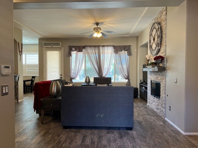 Building Photo - 115 Romanza Ln