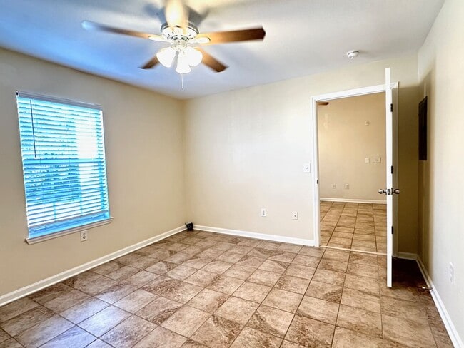 Building Photo - 1 Bed/1 Bath Condo. You'll Love This Commu...
